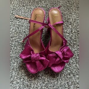 Lulu’s magenta platform bow heels never worn
